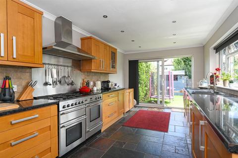 26 Ivydene, West Molesey, KT8 2HG