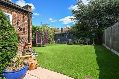 26 Ivydene, West Molesey, KT8 2HG