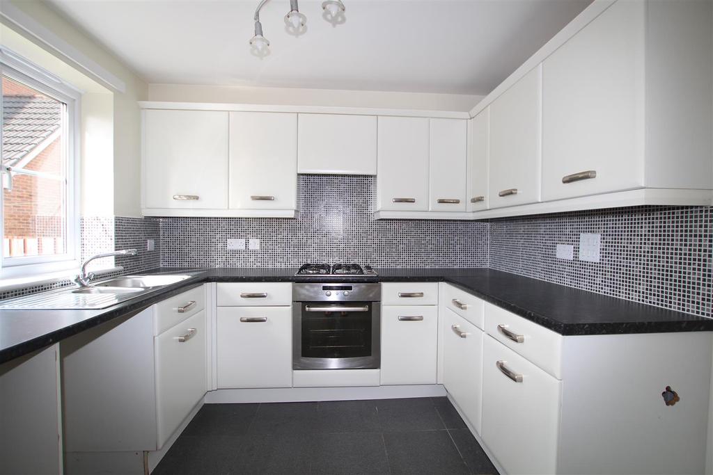 Manor Park Road, Cleckheaton 3 bed townhouse £895 pcm (£207 pw)