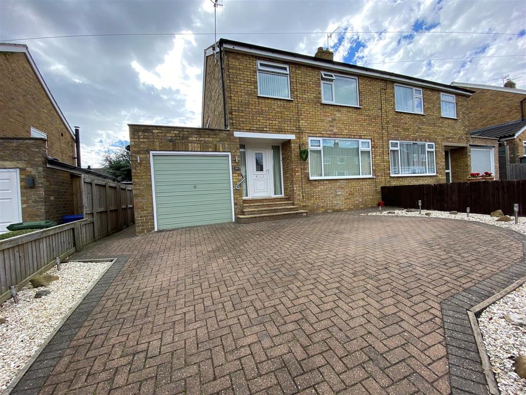Meadow Drive, East Ayton, Scarborough 3 bed semidetached house £245,000
