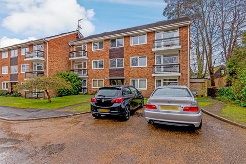 2 bedroom flat to rent, Hillbrook Gardens, Weybridge, KT13