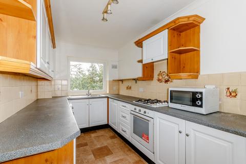 2 bedroom flat to rent, Hillbrook Gardens, Weybridge, KT13