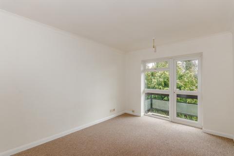 2 bedroom flat to rent, Hillbrook Gardens, Weybridge, KT13