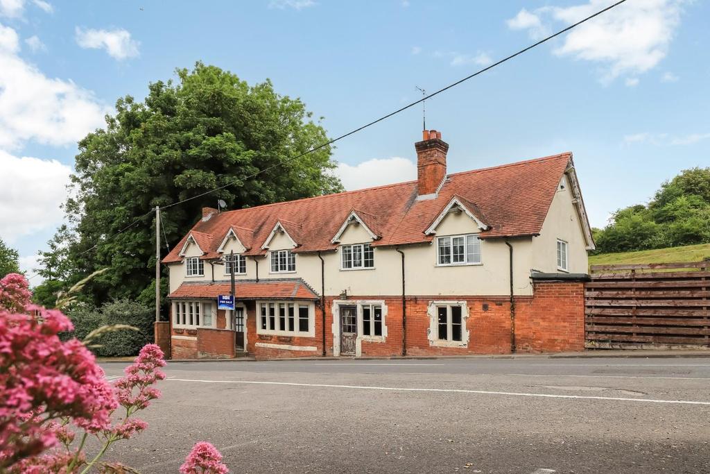 Amesbury Road, Shrewton 5 bed detached house for sale £425,000