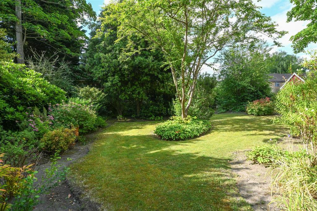 Eastwick Road, Hersham, WaltonOnThames 3 bed detached house £1,100,000