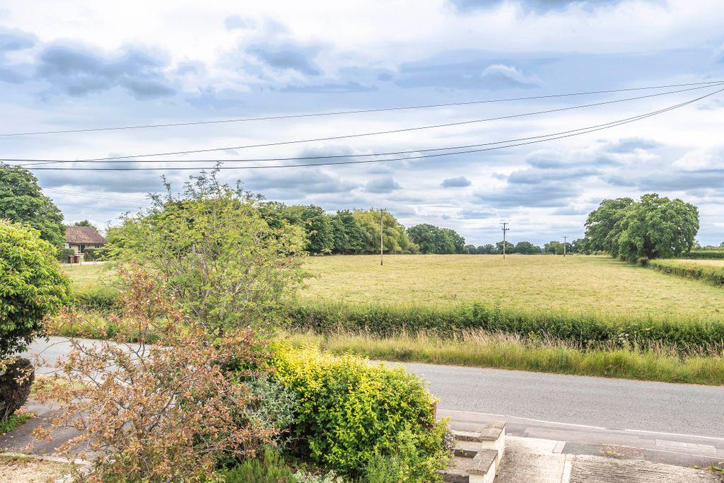 Station Road, Malmesbury SN16 9QY 3 bed semi-detached house - £300,000