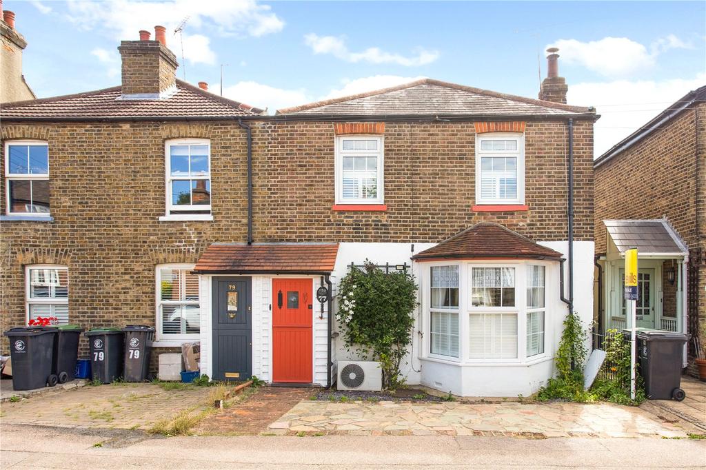 Smarts Lane, Loughton, Essex, IG10 2 bed semidetached house £675,000