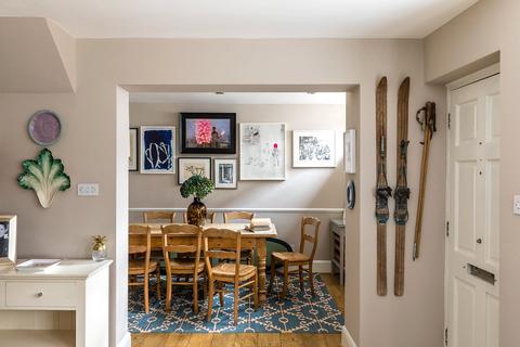 25 Radley Mews, London, W8 6JP