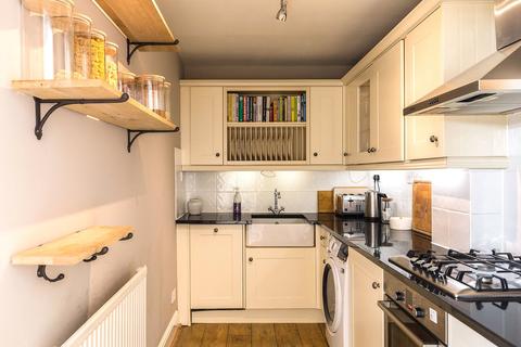 25 Radley Mews, London, W8 6JP