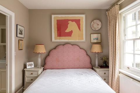 25 Radley Mews, London, W8 6JP