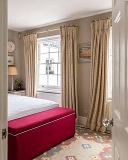 25 Radley Mews, London, W8 6JP