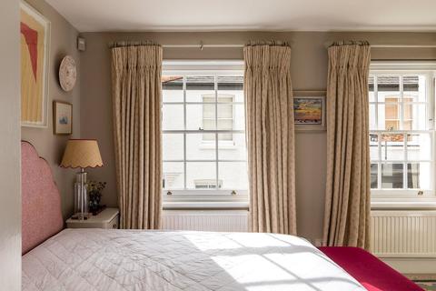 25 Radley Mews, London, W8 6JP