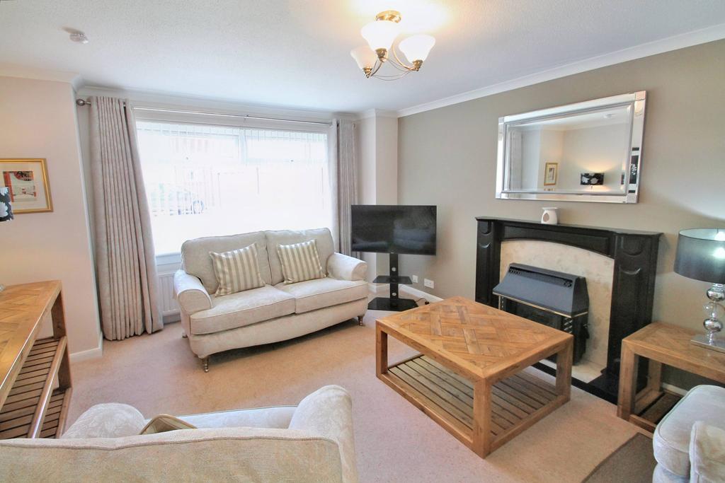 Lamont Avenue, PA7 3 bed detached house £235,000