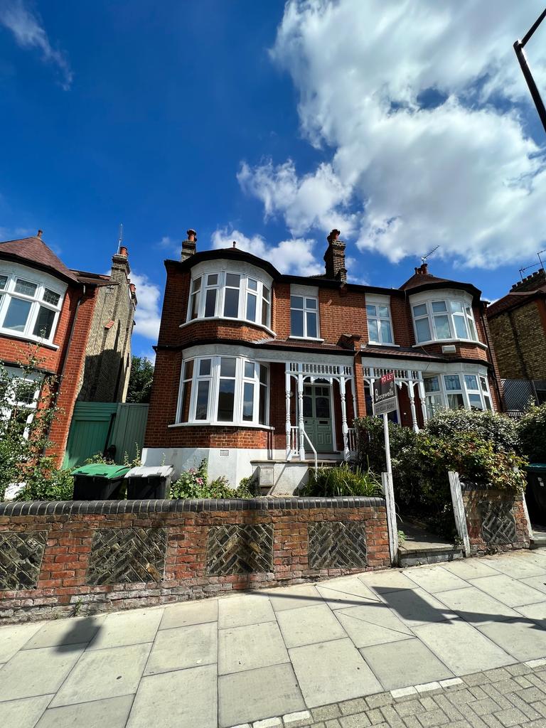 Rokesly Avenue, London N8 3 bed semidetached house £2,500 pcm (£577 pw)