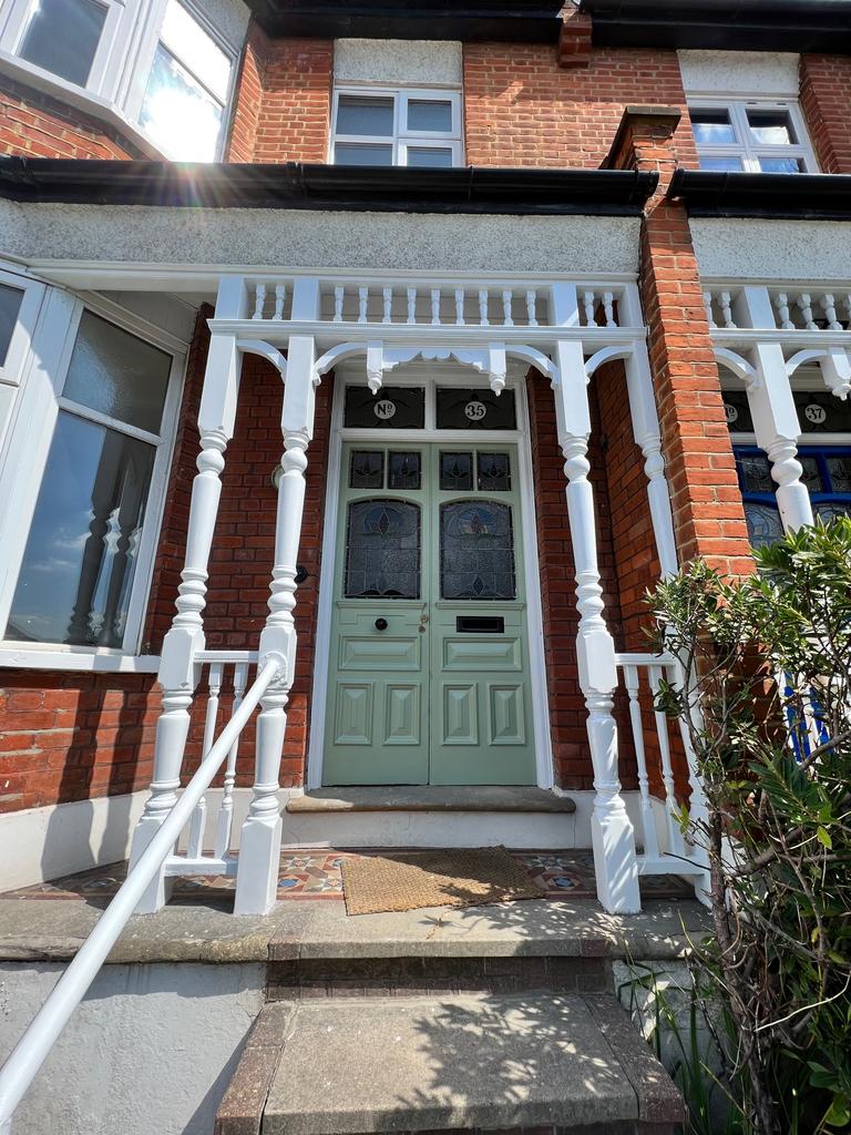 Rokesly Avenue, London N8 3 bed semidetached house £2,500 pcm (£577 pw)
