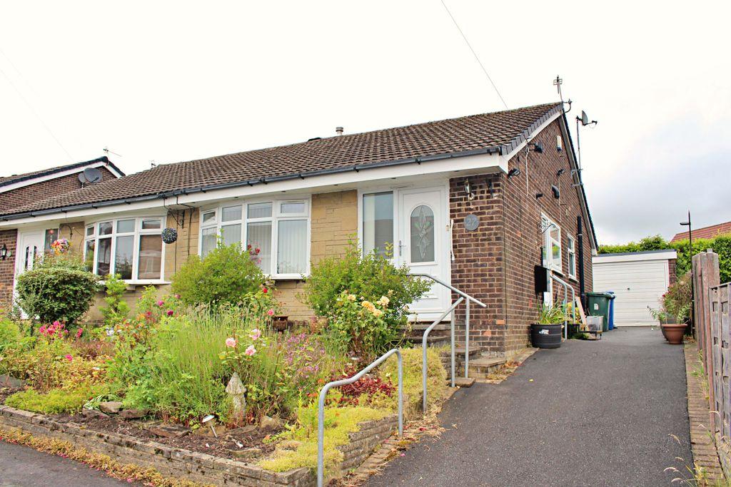Daffodil Close, Helmshore BB4 6NG 2 bed semidetached bungalow £240,000