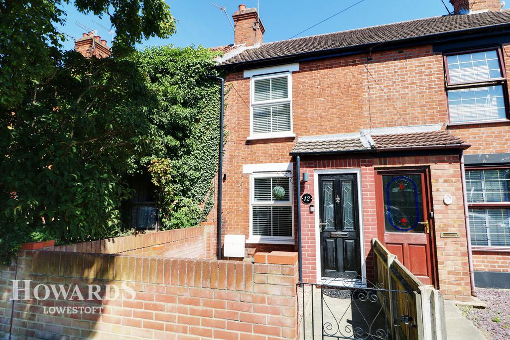 Somerton Avenue, Lowestoft 2 bed terraced house £180,000