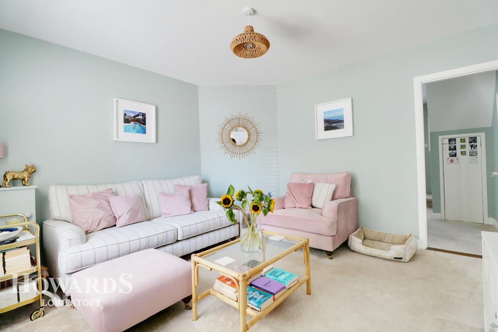 Somerton Avenue, Lowestoft 2 bed terraced house £180,000