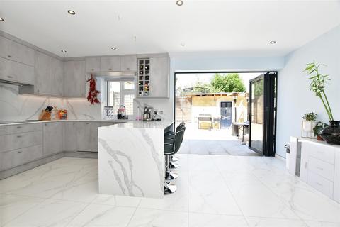4 Colebrook Path, Loughton, IG10 2HW