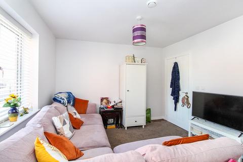 2 bedroom flat for sale - Daffodil Crescent , Crawley, West Sussex. RH10 3GN