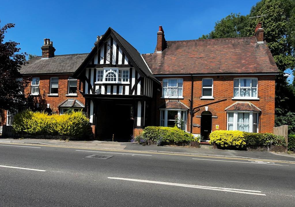 202 London Road North, Merstham... 1 bed flat £110,000