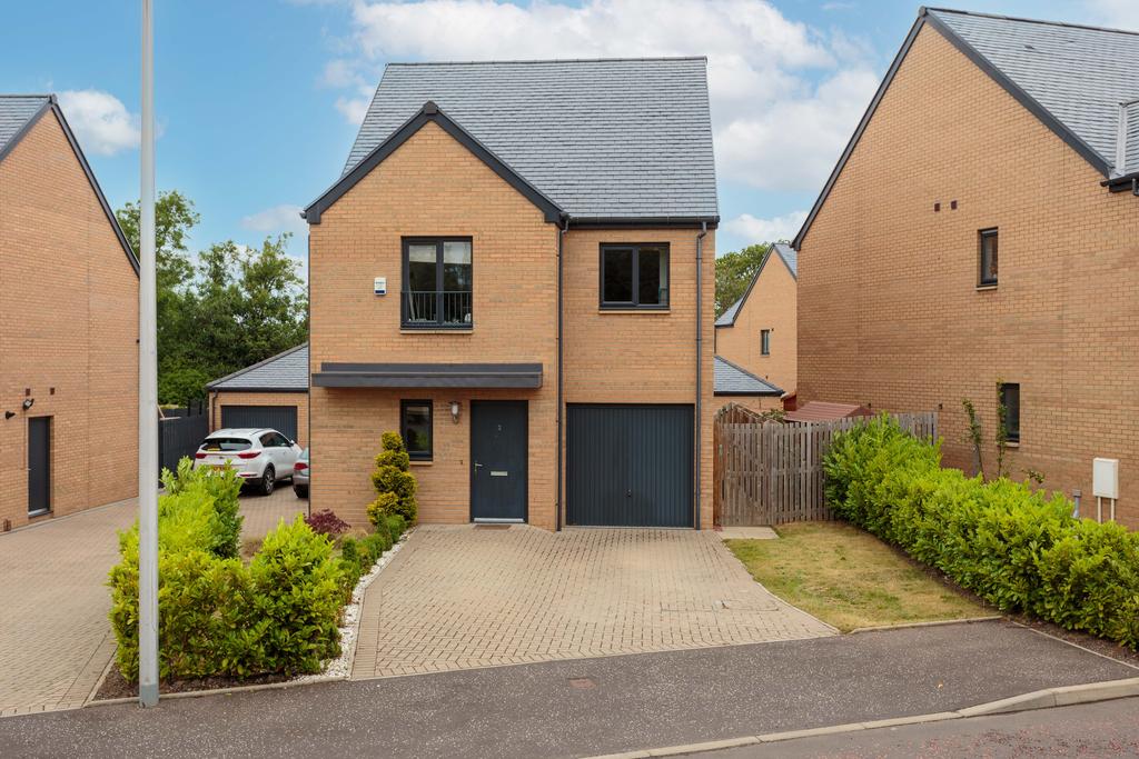 3 Tweedsmuir Gait, Edinburgh, EH16 4 bed detached house £350,000