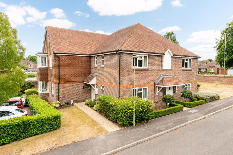 Bookham 2 bed apartment £400,000