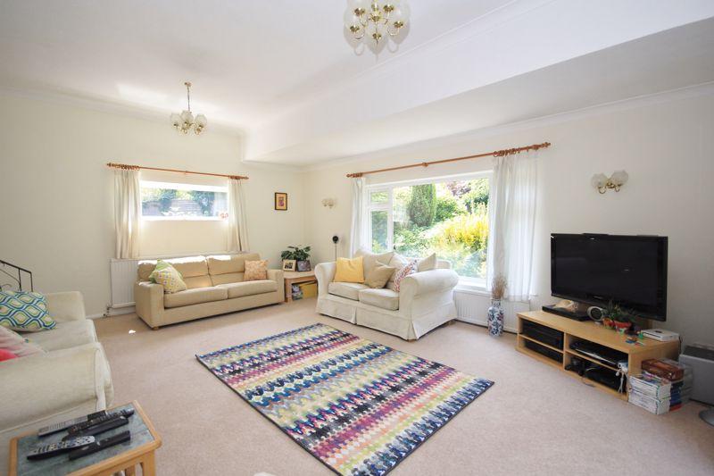 Walters Ash 4 bed detached bungalow £2,000 pcm (£462 pw)