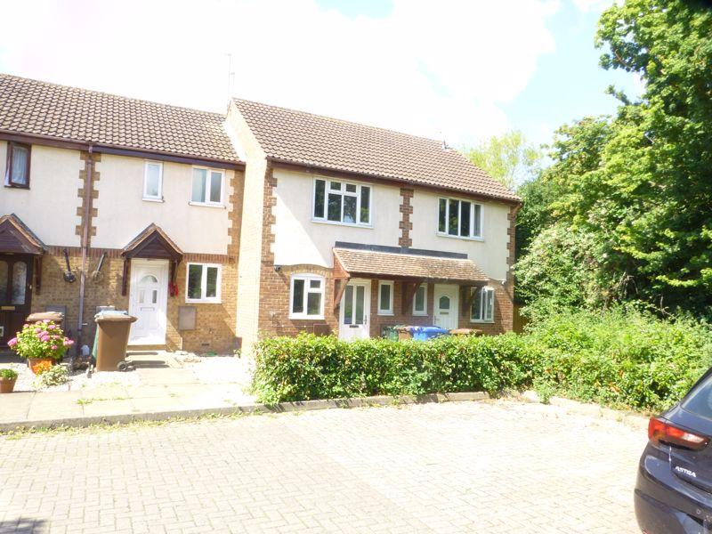 Lapwing Close, Bicester 2 bed terraced house £290,000