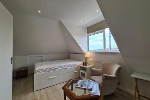 Studio to rent, Sherwood Road, London NW4