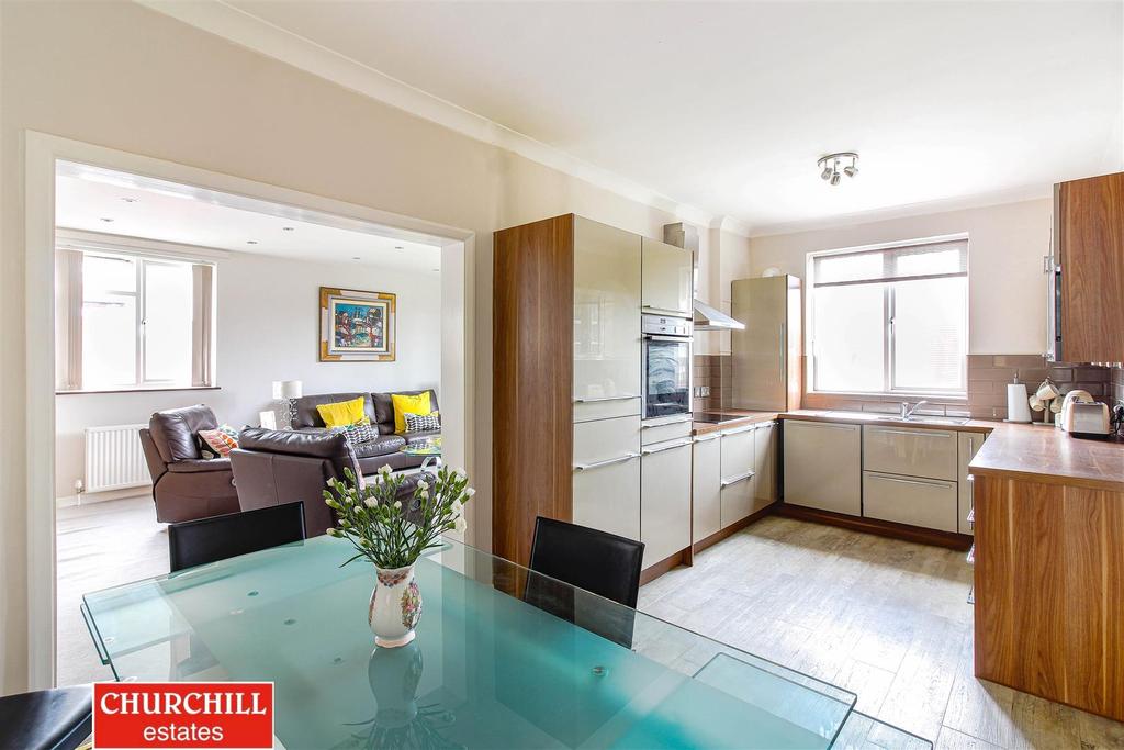 Roebuck Lane, Buckhurst Hill 3 bed flat £450,000