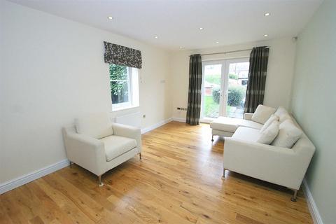 2 bedroom flat to rent, Roundhay Court, Sutherland Avenue