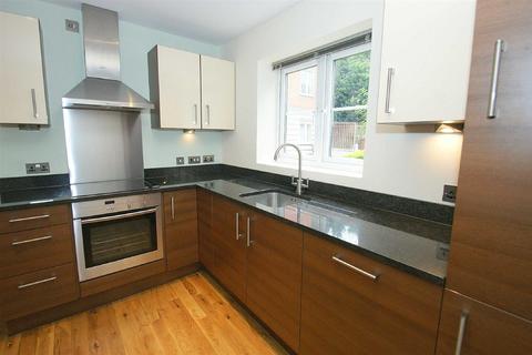 2 bedroom flat to rent, Roundhay Court, Sutherland Avenue