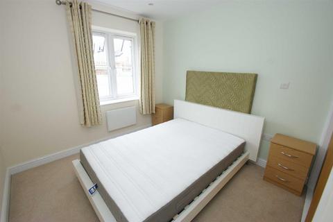 2 bedroom flat to rent, Roundhay Court, Sutherland Avenue