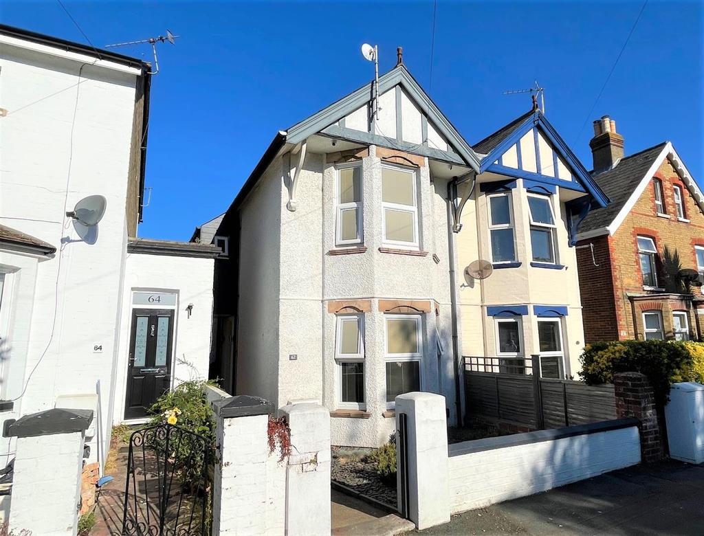 Adelaide Grove, East Cowes 3 bed semidetached house £269,950