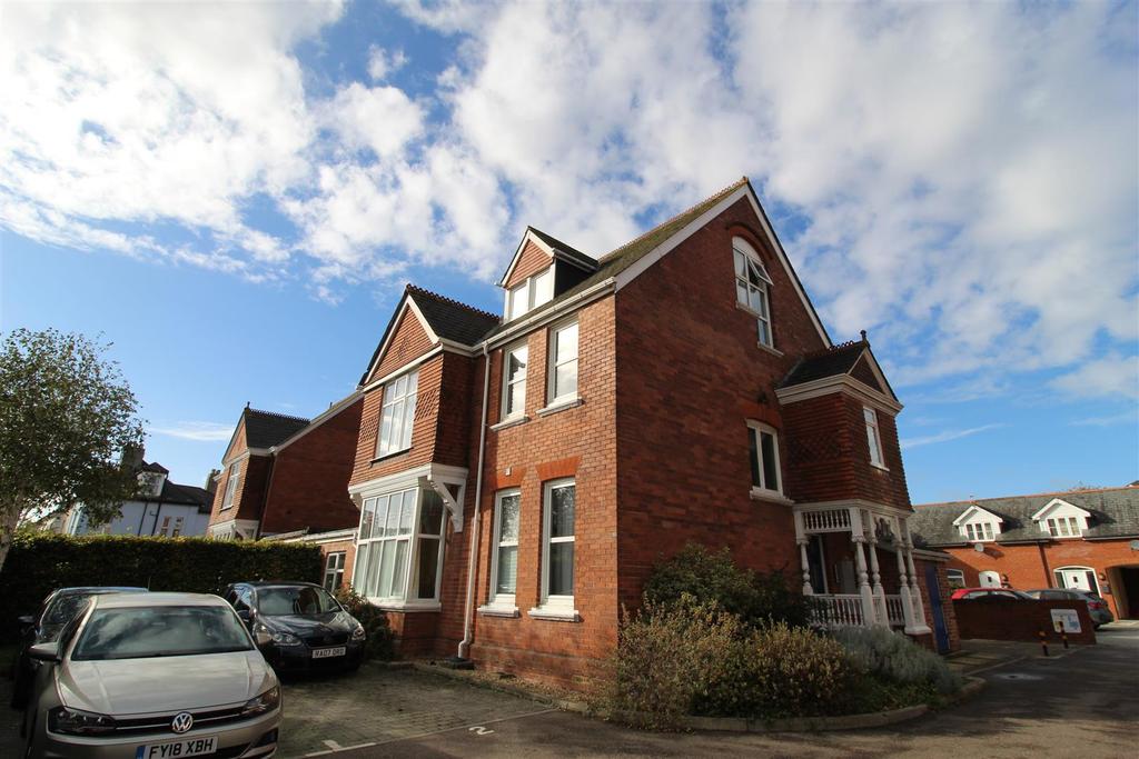 34 Alphington Road, Exeter 2 bed apartment £800 pcm (£185 pw)