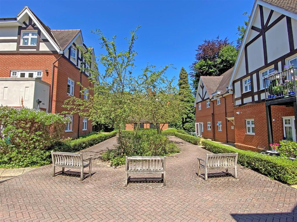 8 Wray Common Road, Reigate 2 bed flat £350,000