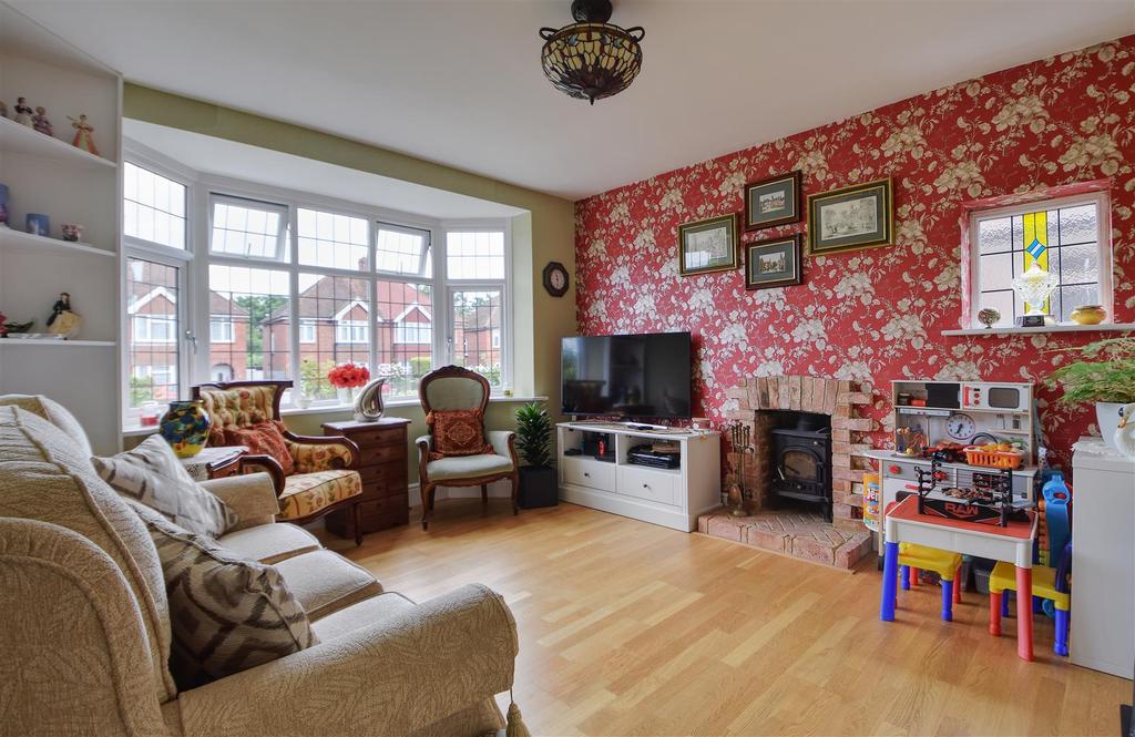 Buxton Drive, BexhillOnSea 3 bed semidetached house £425,000