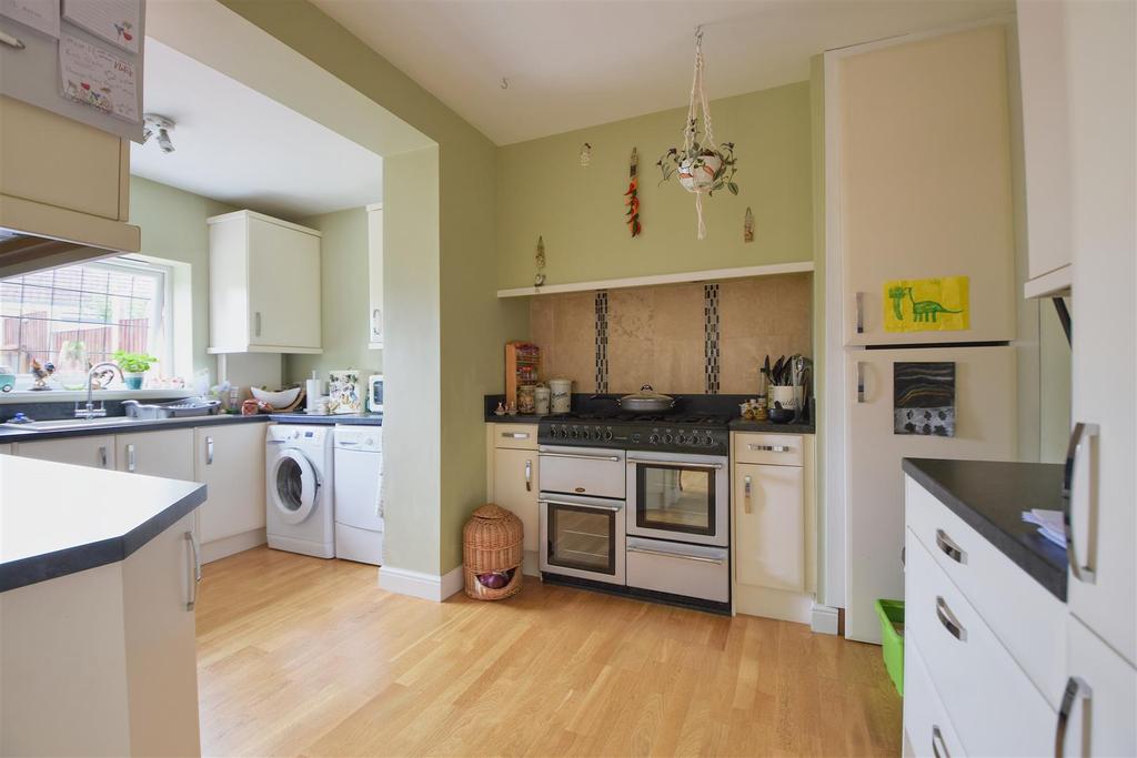 Buxton Drive, BexhillOnSea 3 bed semidetached house £425,000