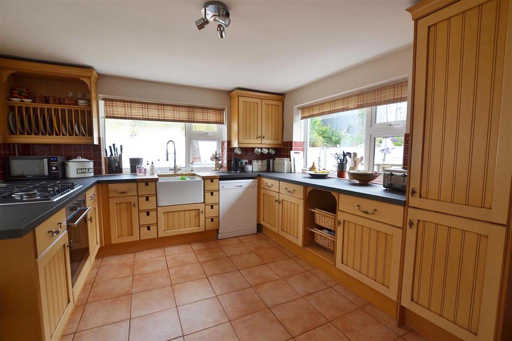 Kitchen...JPG