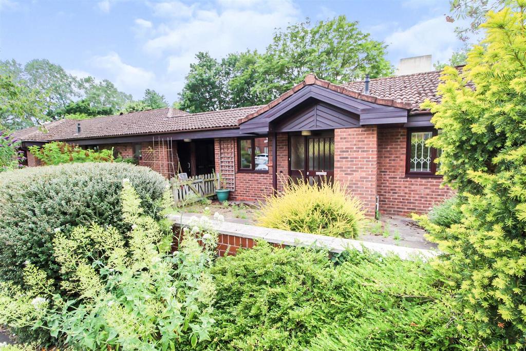 Knights Lane, Tiddington... 1 bed semidetached bungalow £100,000