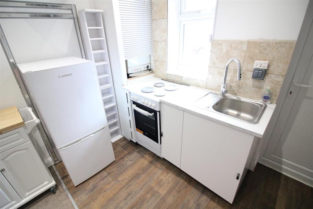 Wesley Avenue, Hounslow 1 bed flat £1,245 pcm (£287 pw)