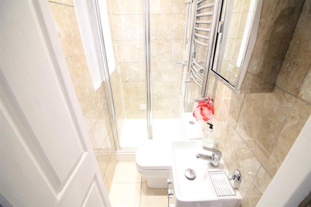Wesley Avenue, Hounslow 1 bed flat to rent £1,245 pcm (£287 pw)