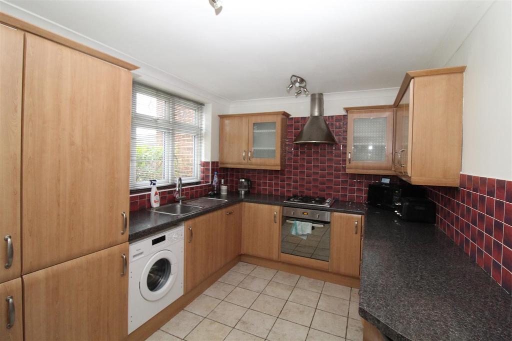 Elmhurst Drive, Hornchurch 3 bed terraced house £1,575 pcm (£363 pw)