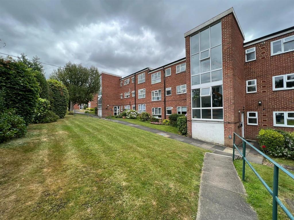 Howton Place, Bushey Heath, Bushey 2 bed flat £1,500 pcm (£346 pw)