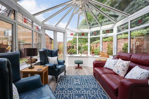 24 Bignor Close, Horsham, RH12 5JQ