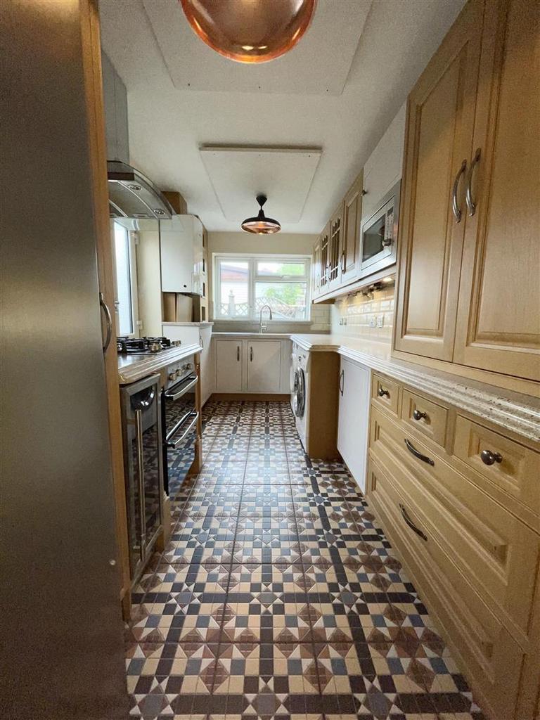 Acres Road, Brierley Hill 4 bed semidetached house £190,000