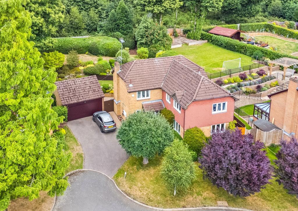 Pine Crest, Oaklands, Welwyn... 5 bed detached house £975,000