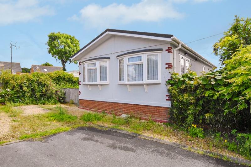 North Poulner Road Ringwood BH24 3JZ 2 bed park home £179,950