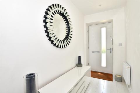 1 Maverick Drive, South Ockendon, RM15 5FY